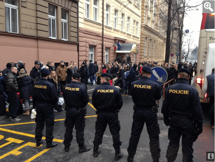 Policja czekająca na Duńczyków