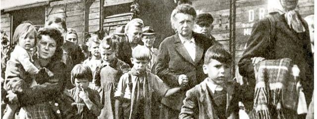 Niemcy sudeccy oczekują na załadunek do bydlęcych wagonów